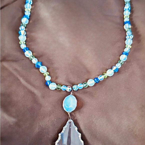 Elegant Swarovski Crystal Pendant Necklace - Picture 3 of 3